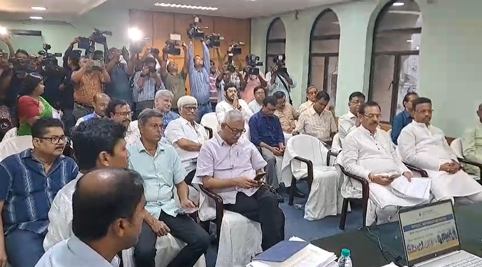 SIR raises tension among BLOs, protest erupts in West Bengal