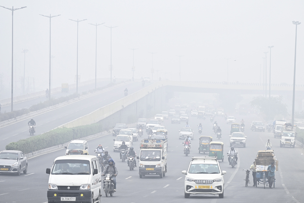 Delhi Travelers Face Chaos as Heavy Fog Blasts the Capital