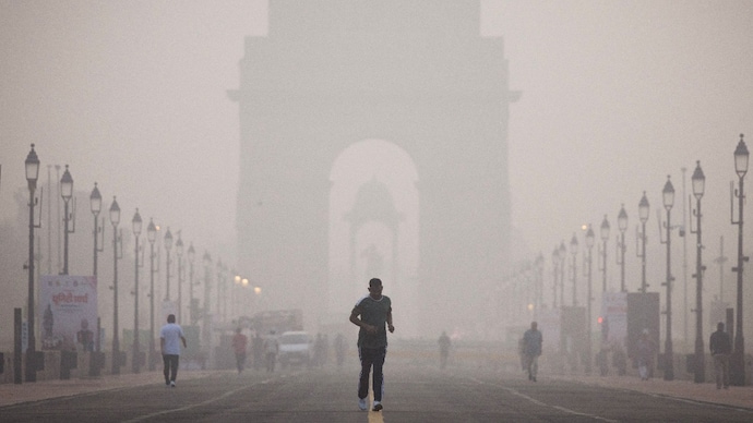 Delhi Shivers as Minimum Temperature Hits 4.2°C as New Record for the Season