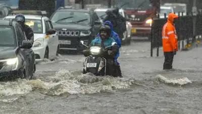 Mumbai Hit by Heavy Showers Causing Traffic Chaos and Waterlogging