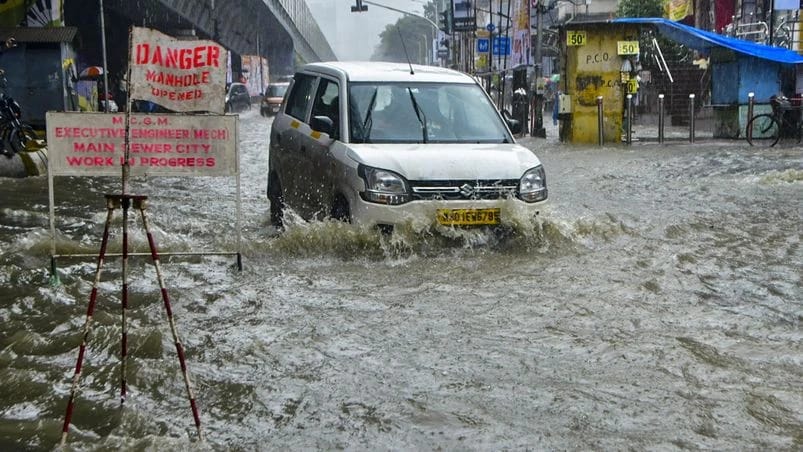 Mumbai Paralysed by Torrential Rains: Flights, Trains Disrupted as Red Alert Issued