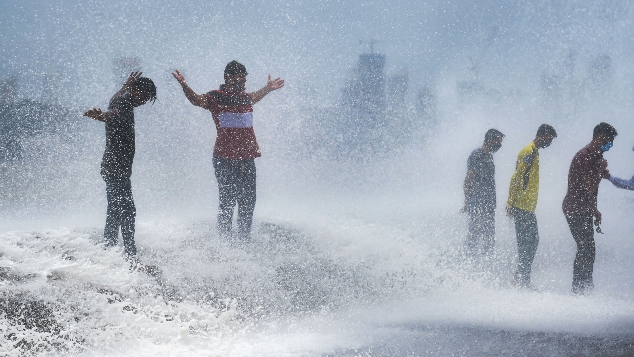 Mumbaikars enjoy drinks in knee deep water amid heavy rains