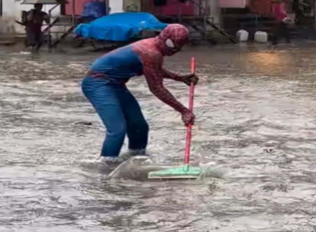 Mumbai Spider Man clears waterlogging during floods and earns praise online