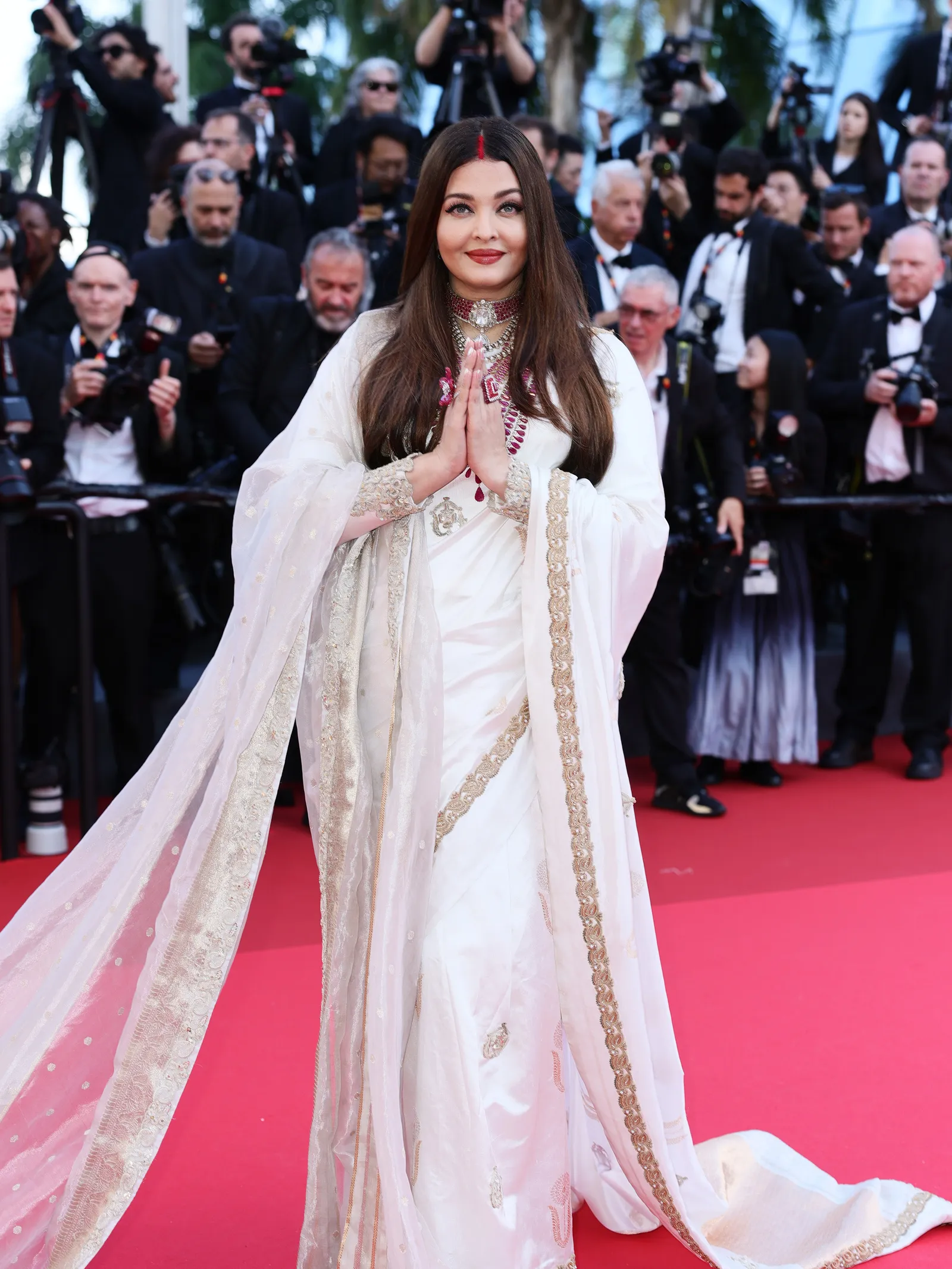 Cannes Queen Returns: Aishwarya Rai Bachchan Creates History Again with Her Timeless Presence