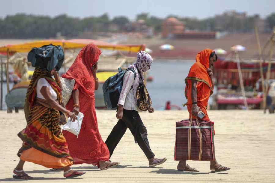 India Scorched by Brutal Heatwave as Temperatures Cross 44°C