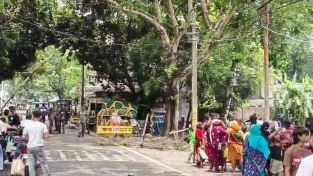Panic at Bengal Border as Hundreds of Bangladeshis Gather Amid Deportation Fears