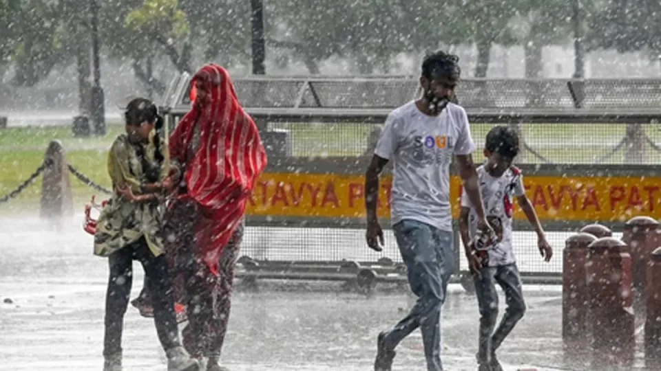 Rain and Thunderstorms Bring Relief to Delhi as Temperatures Drop; Yellow Alert Issued