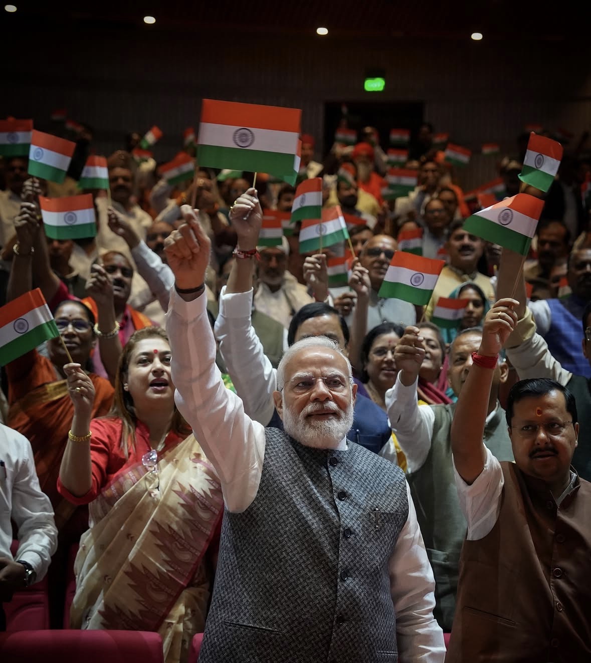 PM Modi and Other Leaders Wave the Tricolour at Mangal Milan Event