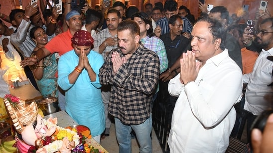 Salman Khan Visits Maharashtra Minister’s Home for Ganpati Darshan