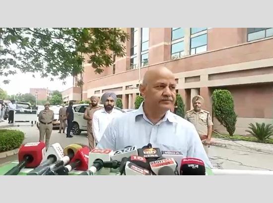 Sisodia meets Punjab CM Bhagwant Mann at hospital