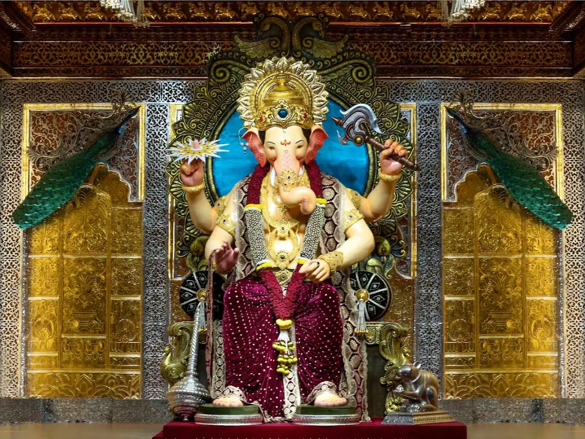 Anant Ambani's Rs 15 Crore Gold Crown Shines on Lalbaugcha Raja
