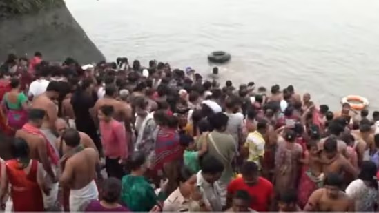 Mahalaya Celebrations: Bengalis Tune in at 4 AM for “Mahishasura Mardini”, PM Modi Extends Greetings, Tarpan Rituals Held Across India