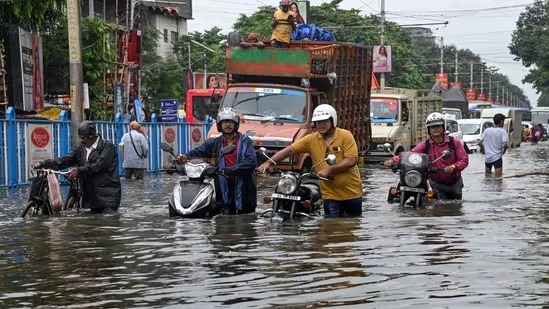 Kolkata Paralyzed by Heavy Rains: Four Dead, Metro Services Suspended, Airlines Warn Passengers